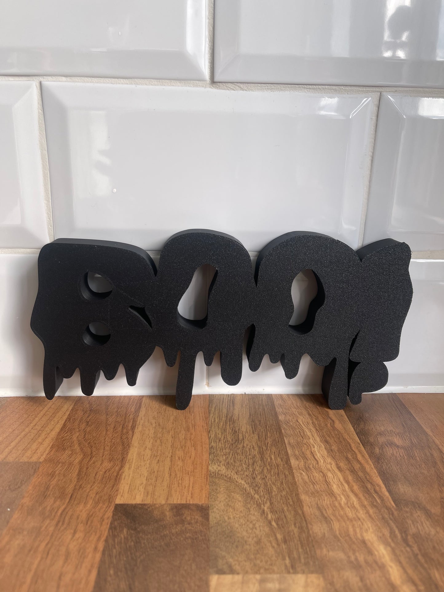 Spooky BOO Sign – Halloween Home Decor, 3D Printed Dripping Letters Ornament, Spooky Party Prop, Scary Text Stand, Kids Party Ornament
