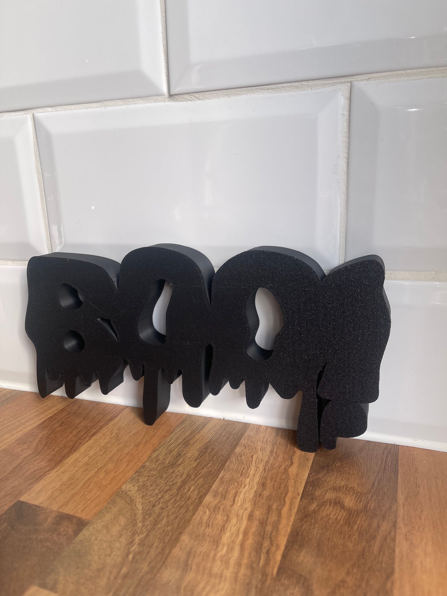 Spooky BOO Sign – Halloween Home Decor, 3D Printed Dripping Letters Ornament, Spooky Party Prop, Scary Text Stand, Kids Party Ornament