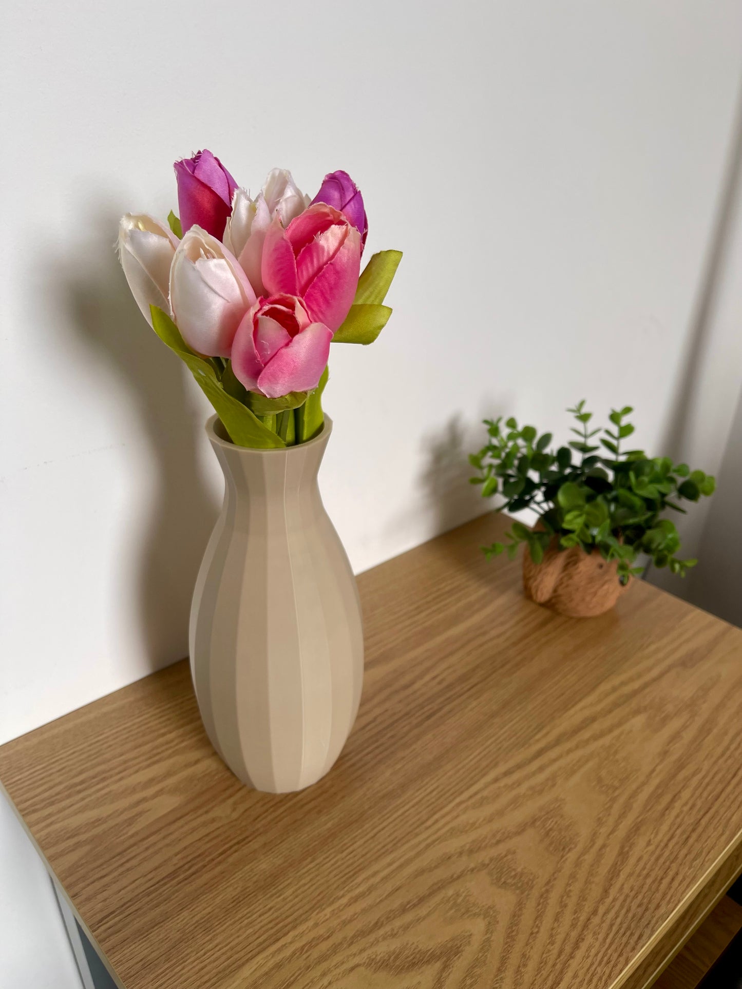 3D Printed Minimalist Vase – Ideal for Fresh Flowers or Faux Stems
